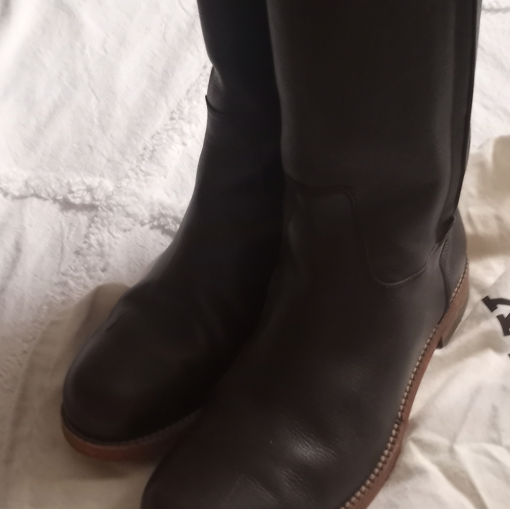 Bally Switzerland leather boots. 39.